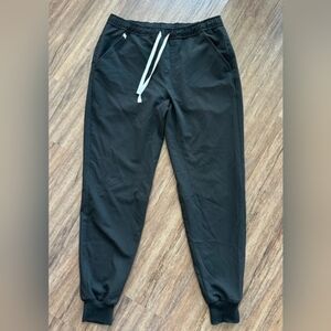 Figs Tansen Men’s Jogger Scrub Pants in Black. Size M